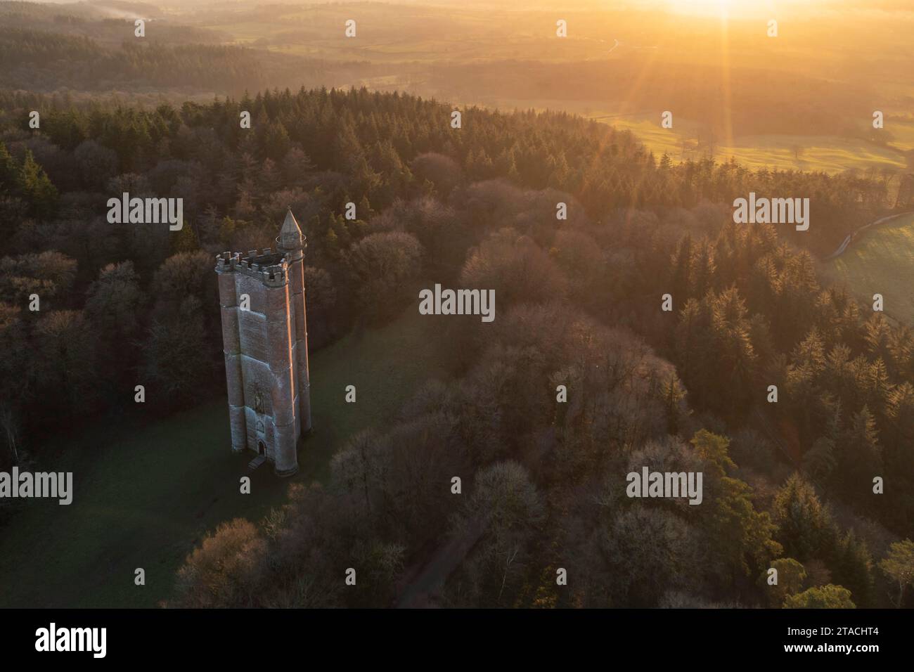 Tramonto invernale presso la maestosa King Alfred's Tower, una follia nei pressi di Stourhead nel Somerset, Inghilterra. Inverno (gennaio) 2022. Foto Stock