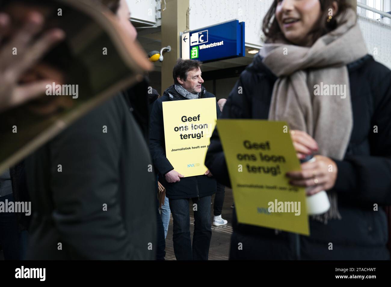 AMSTERDAM - redazione del Financieele Dagblad durante una breve interruzione del lavoro. I dipendenti smettono di lavorare per un'ora per insoddisfazione nei negoziati collettivi sui contratti di lavoro. ANP JEROEN JUMELET netherlands Out - belgium Out Foto Stock