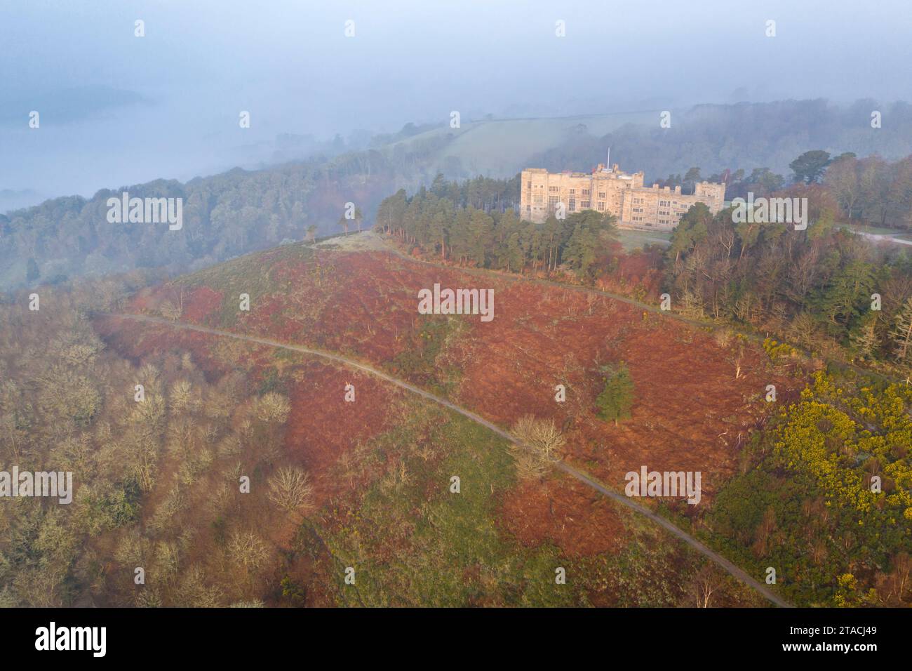 Castle Drogo in una nebbiosa mattinata invernale, Dartmoor, Devon, Inghilterra. Primavera (marzo) 2022. Foto Stock