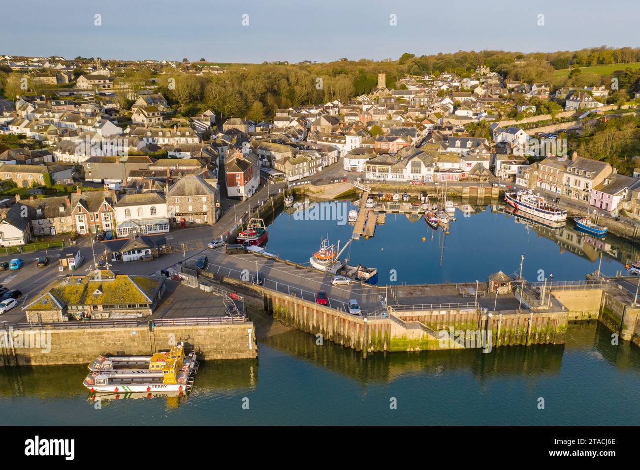 Vista aerea del porto di Padstow e della città all'alba, Cornovaglia, Inghilterra. Primavera (aprile) 2022. Foto Stock