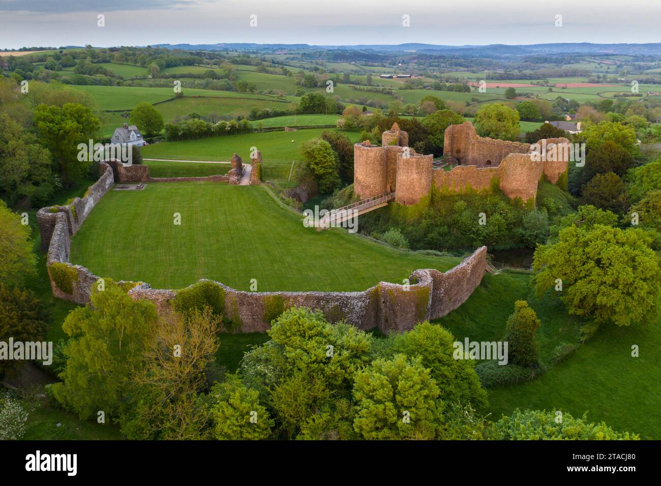 Vista aerea delle rovine di White Castle, uno dei "tre castelli" nel Monmouthshire, Galles, Regno Unito. Primavera (maggio) 2022. Foto Stock
