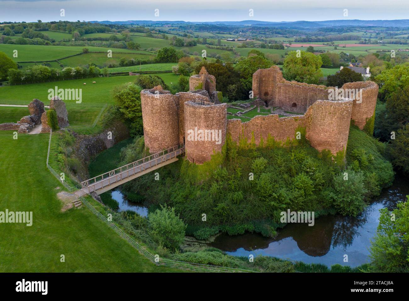 Vista aerea delle rovine di White Castle, uno dei "tre castelli" nel Monmouthshire, Galles, Regno Unito. Primavera (maggio) 2022. Foto Stock