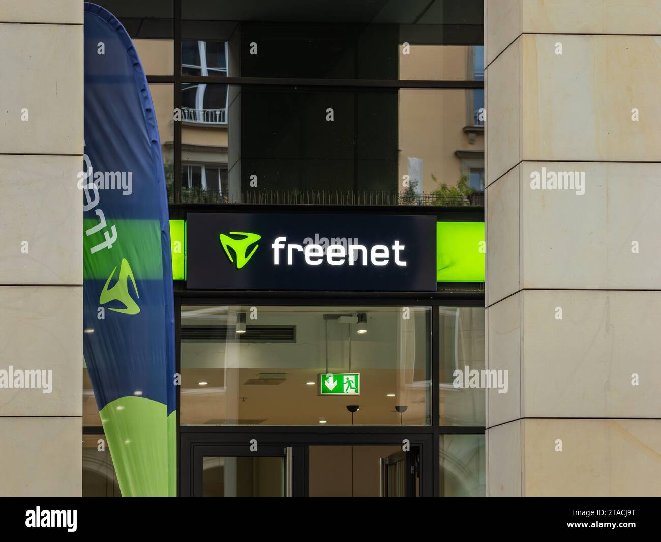 Logo freenet della società tedesca di telecomunicazioni. La facciata del negozio nel centro della città offre servizi Internet come hosting e cloud storage. Foto Stock
