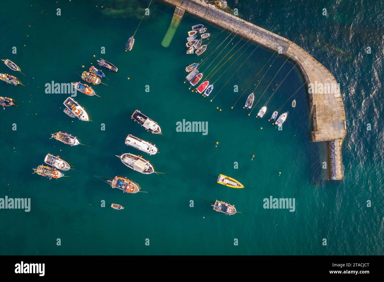Vista aerea delle barche da pesca nel porto di Mevagissey, Cornovaglia, Inghilterra. Primavera (giugno) 2022. Foto Stock