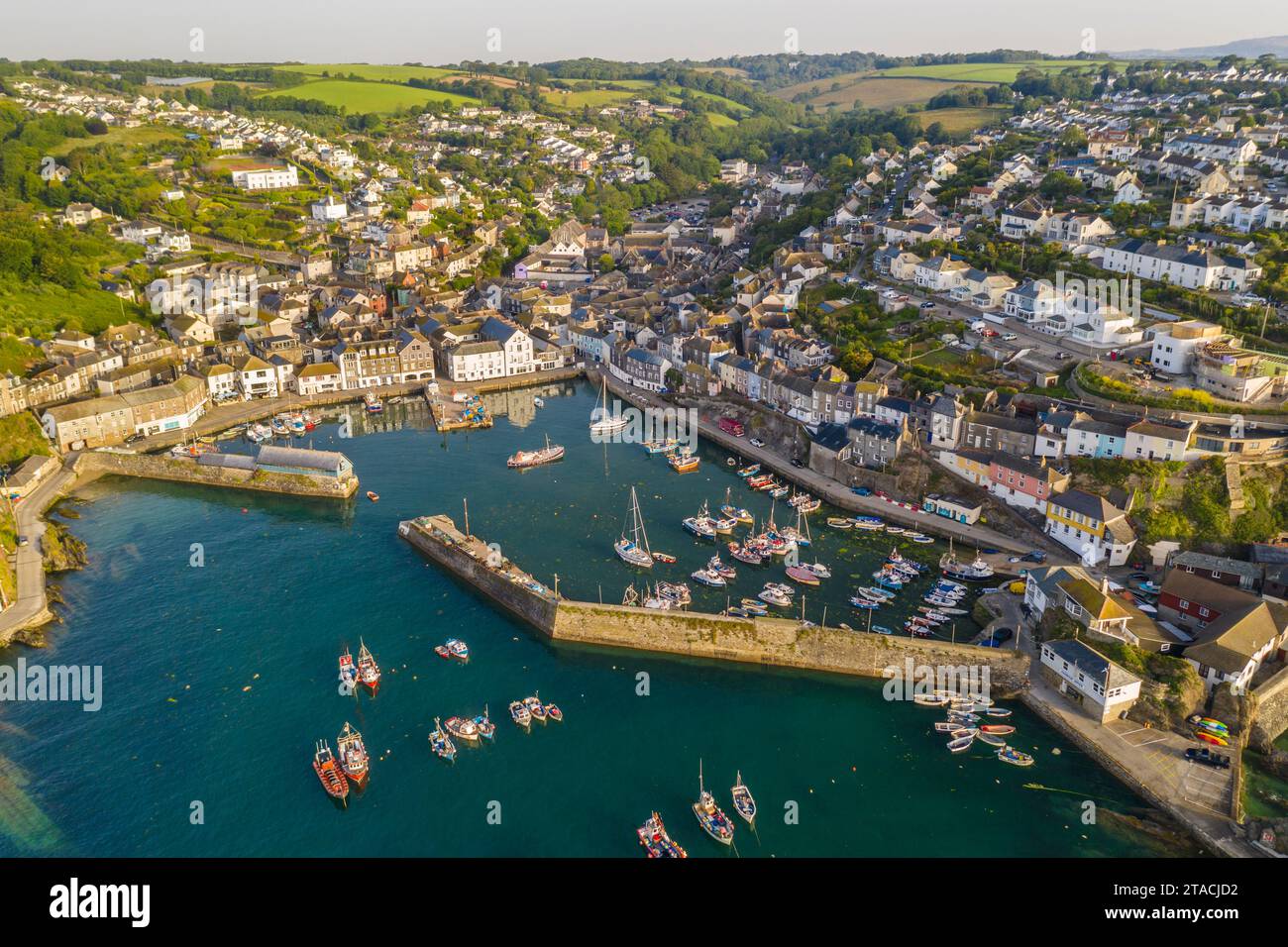 Vista aerea del porto di Mevagissey sulla costa meridionale della Cornovaglia, Inghilterra. Primavera (giugno) 2022. Foto Stock