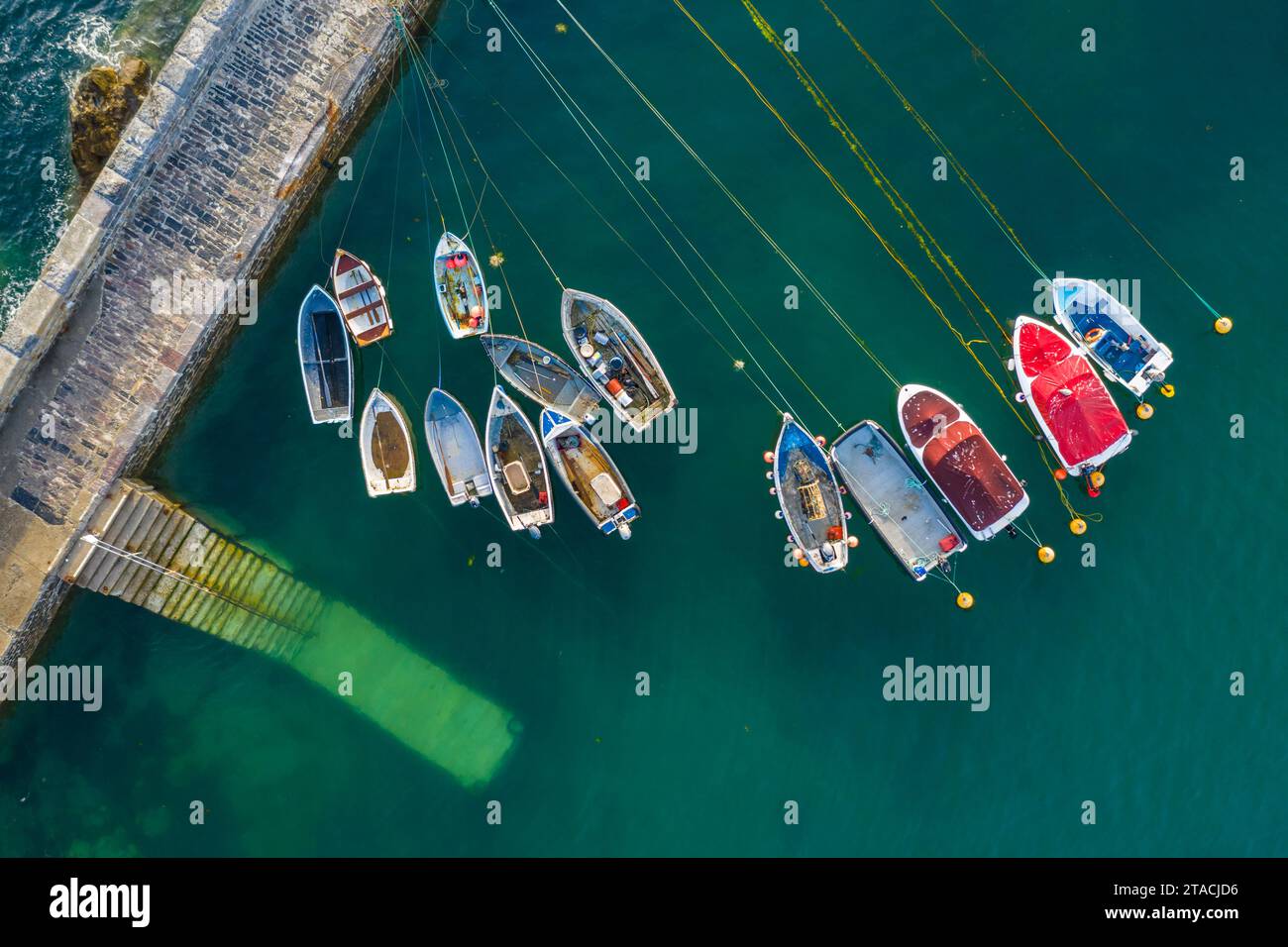 Vista aerea delle barche da pesca nel porto di Mevagissey, Cornovaglia, Inghilterra. Primavera (giugno) 2022. Foto Stock