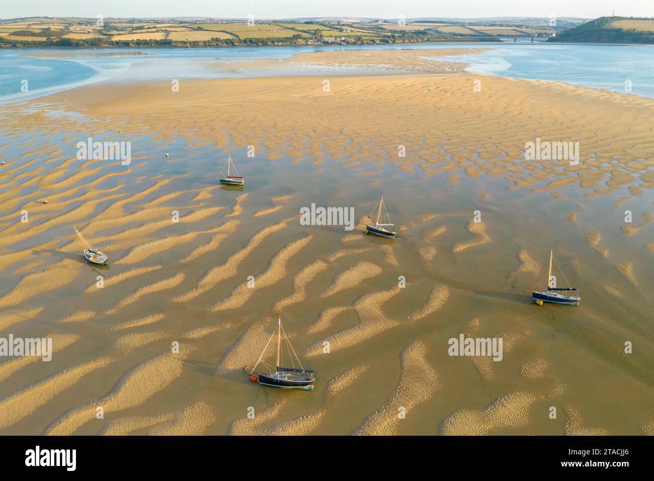 Immagine aerea di barche bloccate su barre di sabbia nell'estuario del cammello, Rock, Cornovaglia, Inghilterra. Estate (agosto) 2022. Foto Stock