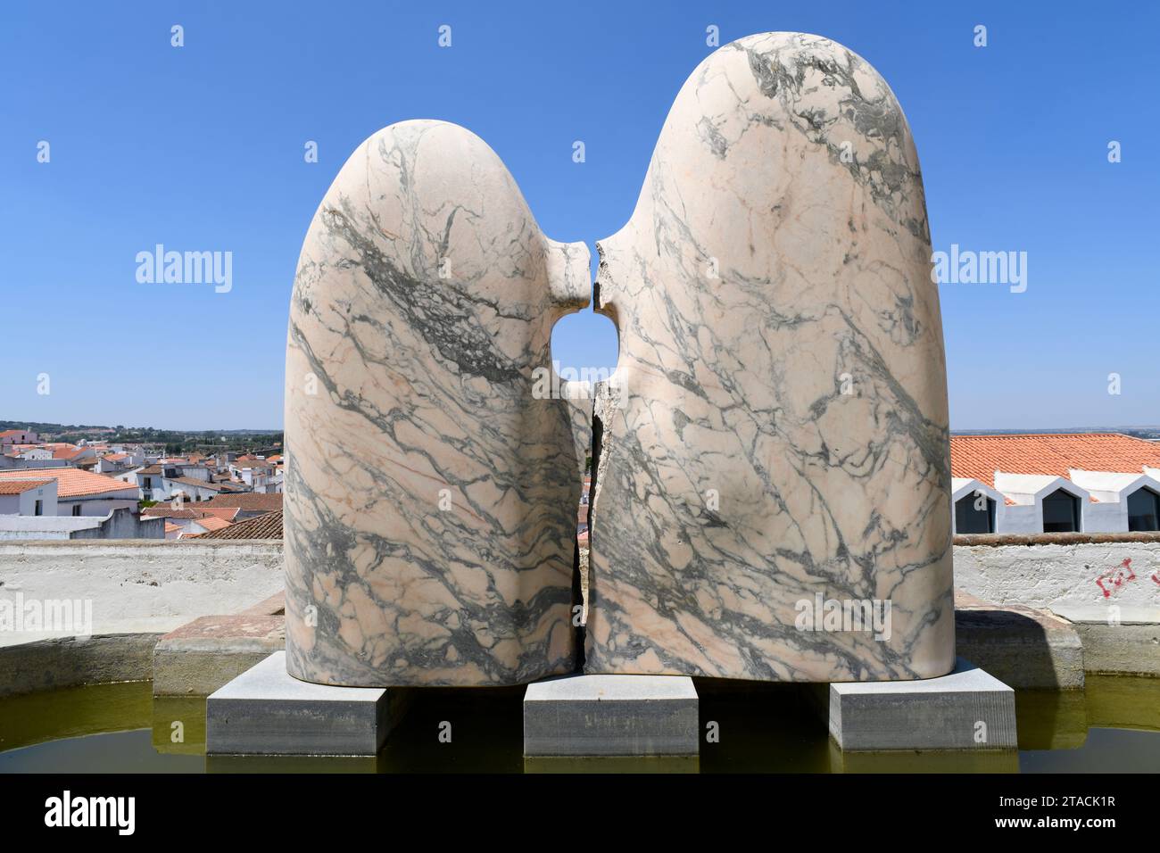 Evora città, scultura in marmo nel Giardino Diana. Alentejo, Portogallo. Foto Stock