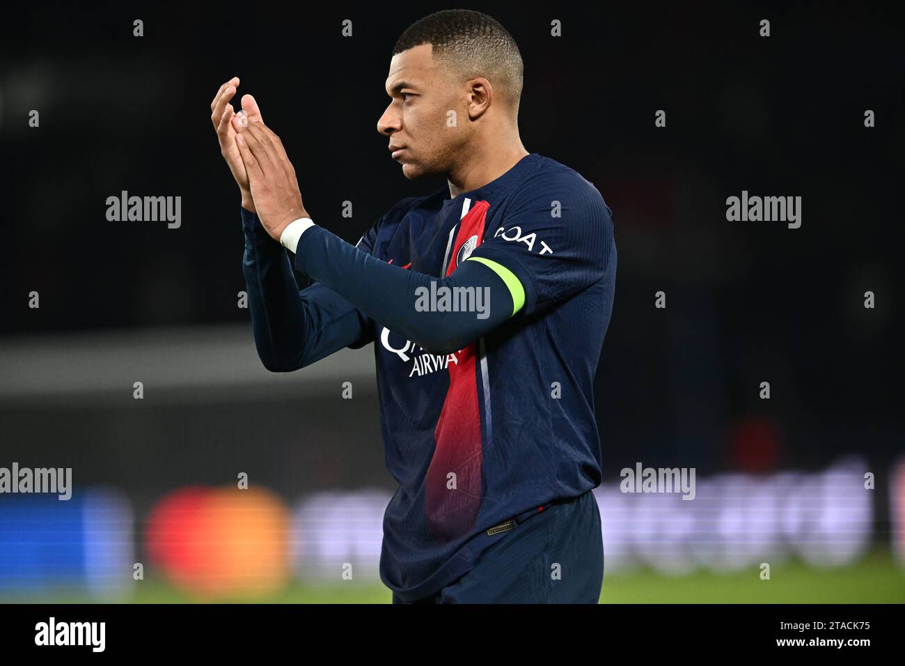 PARIGI, FRANCIA - NOVEMBRE 28: Kylian Mbappe del PSG applaude i tifosi durante la partita di UEFA Champions League tra Paris Saint-Germain e Newcastle Unite Foto Stock