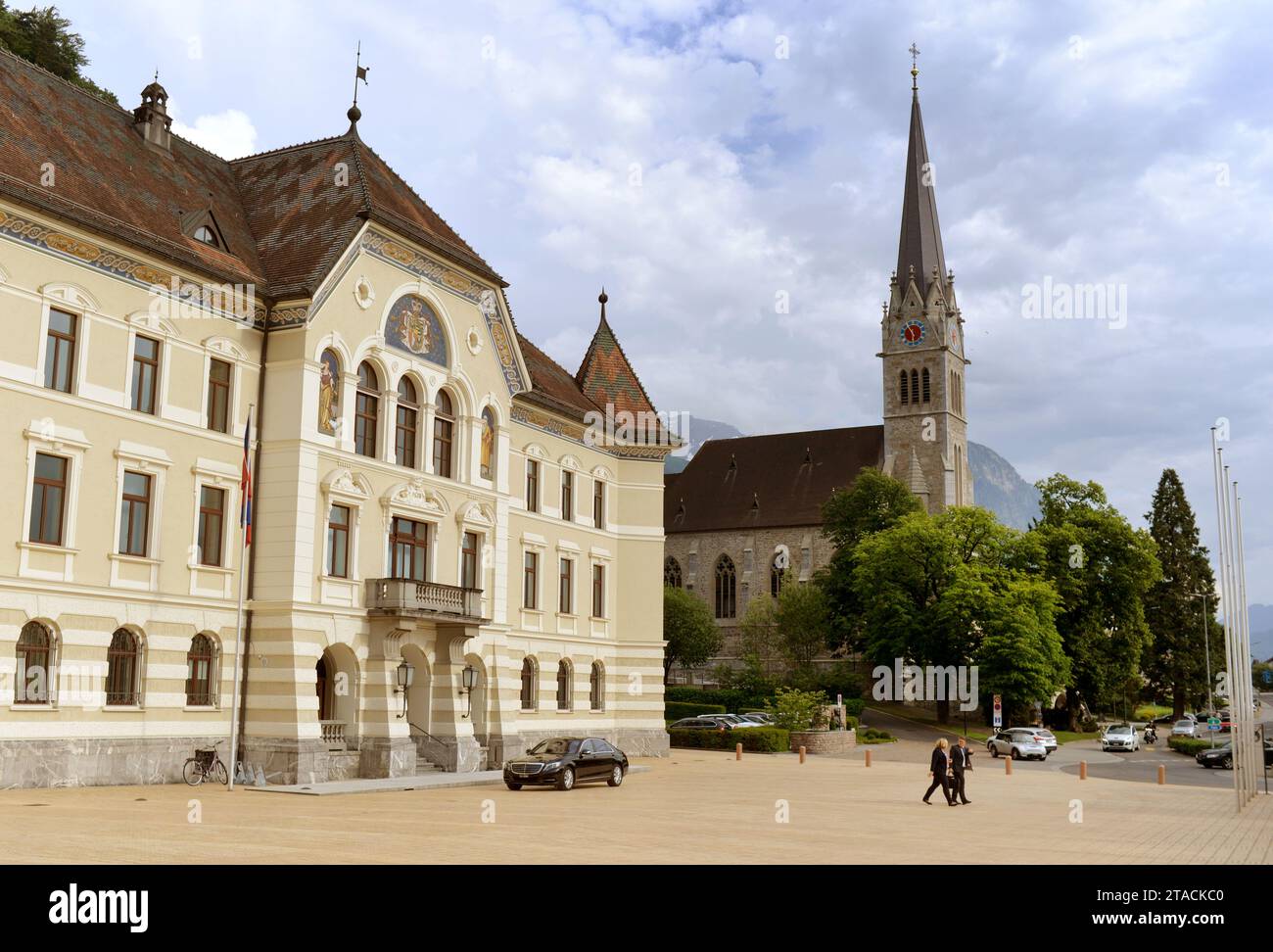 Vaduz, Liechtenstein - 2 giugno 2017: Vecchio edificio del parlamento e Cattedrale di San Florin a Vaduz, Liechtenstein. Foto Stock