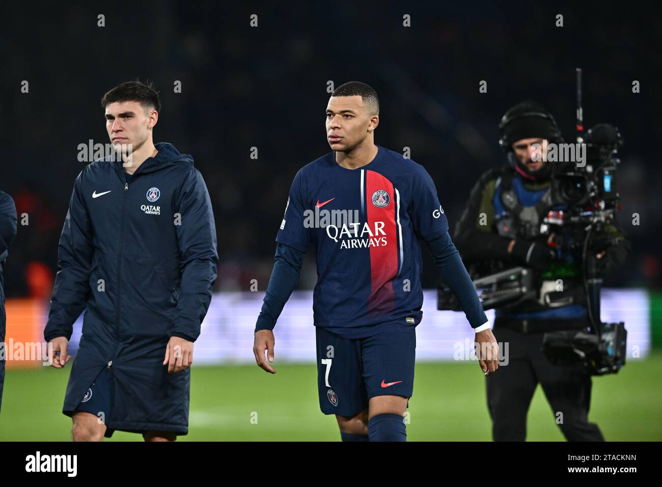 PARIGI, FRANCIA - NOVEMBRE 28: Kylian Mbappe del PSG guarda al pubblico durante la partita di UEFA Champions League tra il Paris Saint-Germain e il Newcastle United FC Foto Stock