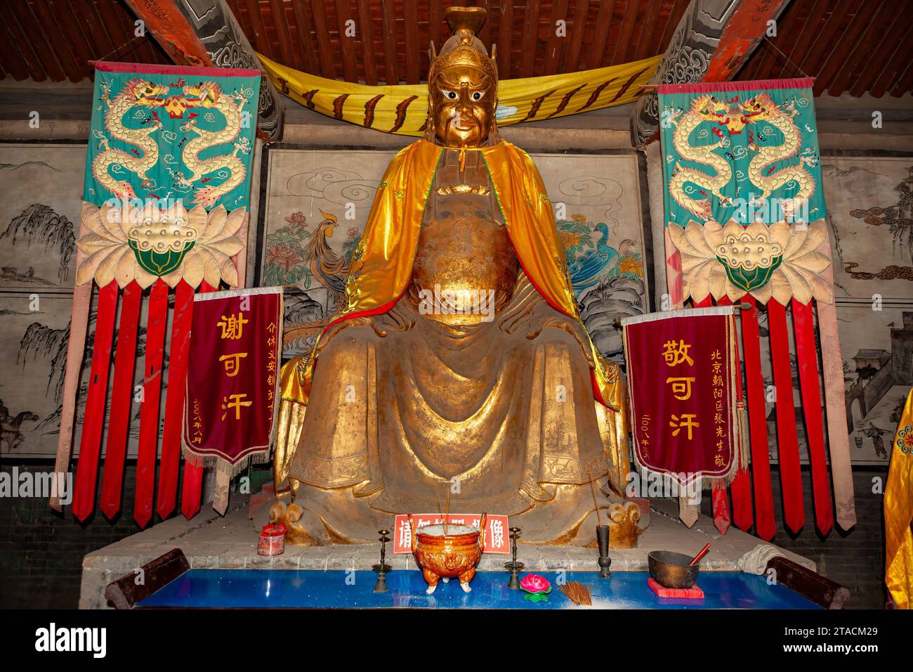 Statue e dei in un tempio di Pingyao in Cina Foto Stock