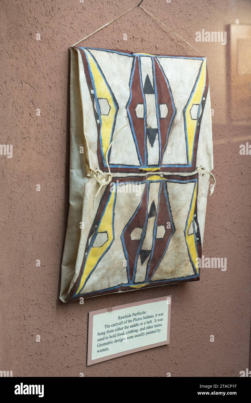 Pelle verniciata Plains Indian parfleche o borsa da trasporto presso l'USU Eastern Prehistoric Museum di Price, Utah. Foto Stock