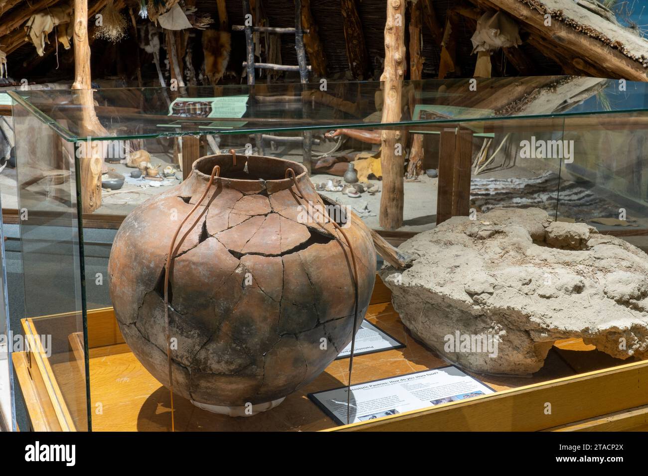 Una pentola in ceramica per conservare fagioli secchi e mais presso il museo preistorico USU Eastern di Price, Utah. Foto Stock