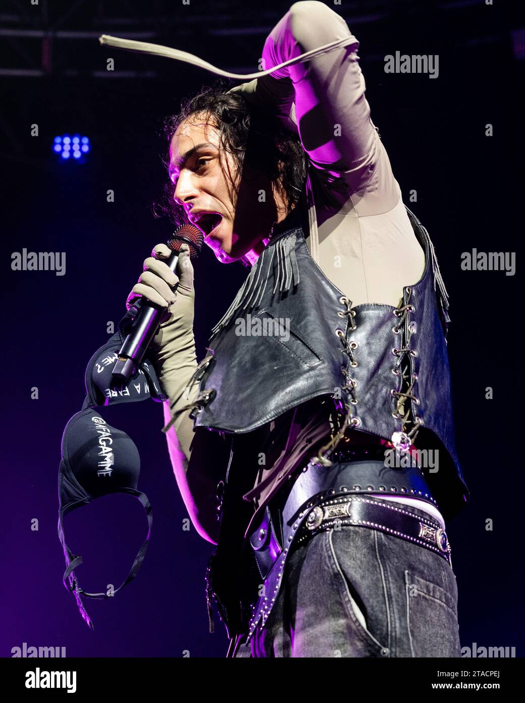 Milano, Italia. 29 novembre 2023. La cantante italiana Naska si esibisce durante un concerto al Fabrique Club di Milano. Credito: SOPA Images Limited/Alamy Live News Foto Stock