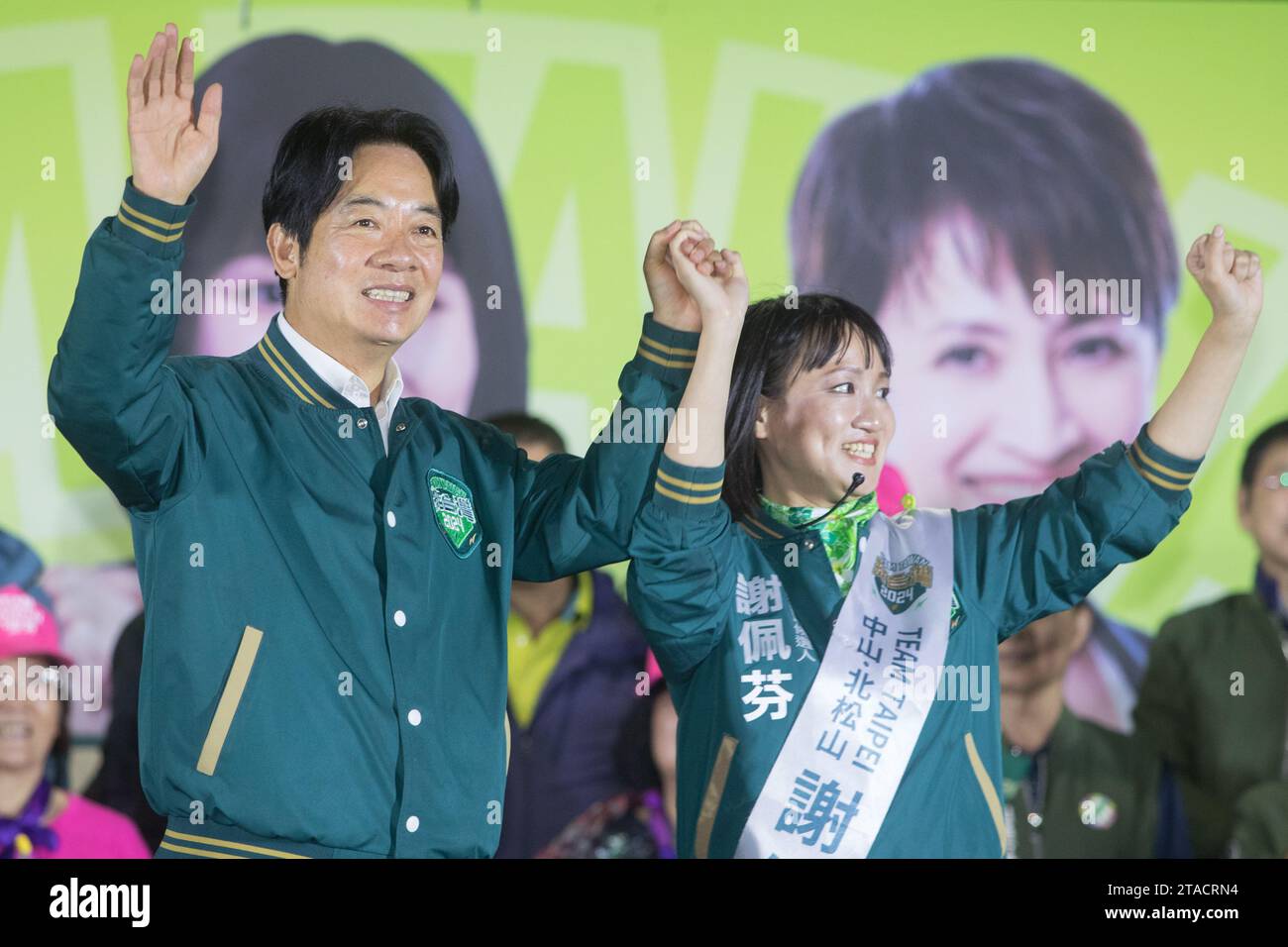 Lai Ching-te (William Lai) vice presidente ed è anche candidato presidenziale del DPP applaude in una campagna a Taipei il 30 novembre 2023. Foto Stock