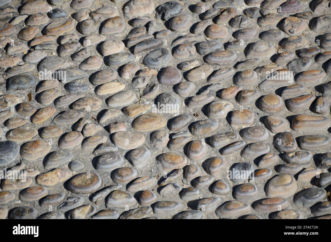Foto ravvicinata di secolari strade di ciottoli al castello di El Puerto de Santa Maria in Spagna Foto Stock