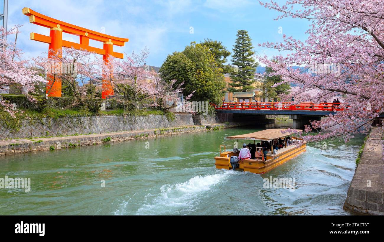 Kyoto, Giappone - 2 aprile 2023: Il giro in barca Okazaki Jikkokubune effettua una crociera di tre chilometri dal molo delle barche di Nanzenji alla diga di Ebisu e ritorno Foto Stock
