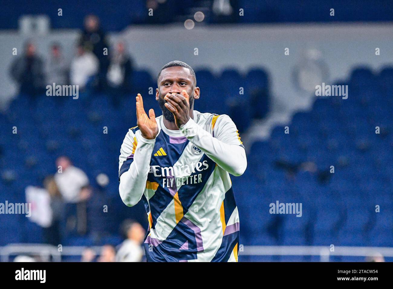 MADRID, SPAGNA - NOVEMBRE 29: Antonio Rüdiguer del Real Madrid CF nel warm up durante la partita tra Real Madrid CF e SSC Napoles di UEFA Champions League il 29 novembre 2023 a Santiago Bernabeu a Madrid, Spagna. (Samuel Carreño/Pximages) credito: PX Images/Alamy Live News Foto Stock