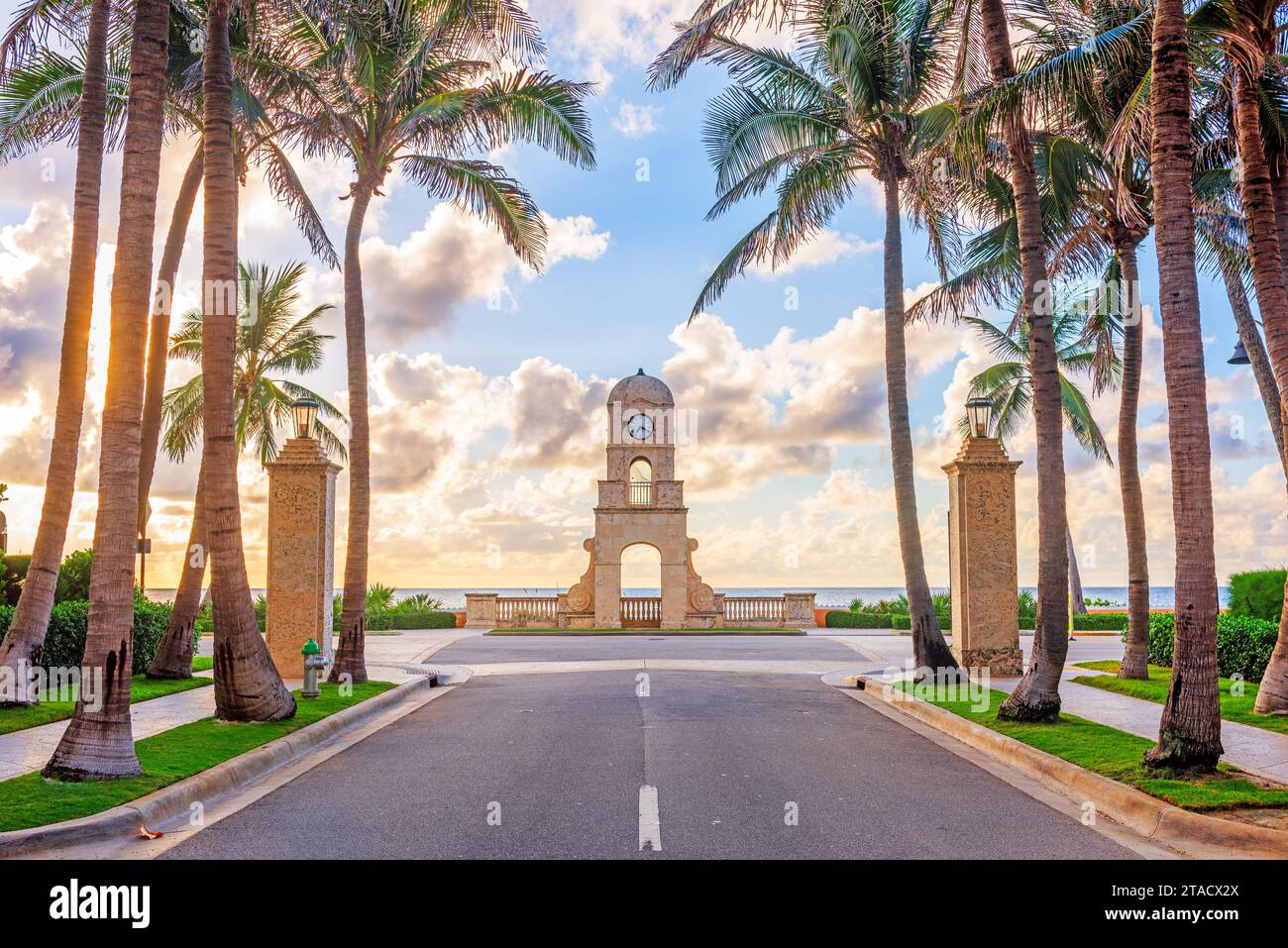 Palm Beach, Florida, torre dell'orologio USA su Worth Ave all'alba. Foto Stock