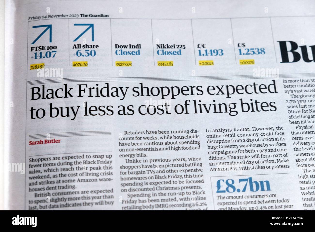 "Gli acquirenti del Black Friday si aspettano di acquistare meno come costo della vita morde" articolo del quotidiano Guardian per il settore retail 24 novembre 2023 Londra Regno Unito Foto Stock