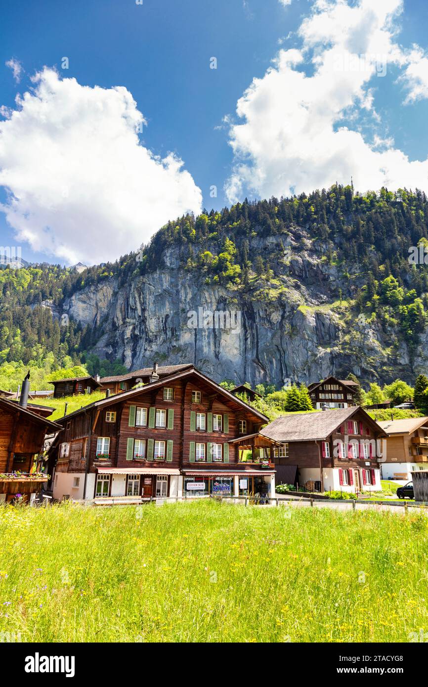 Chalet in legno con le Alpi svizzere sullo sfondo, Lauterbrunnen, Svizzera Foto Stock