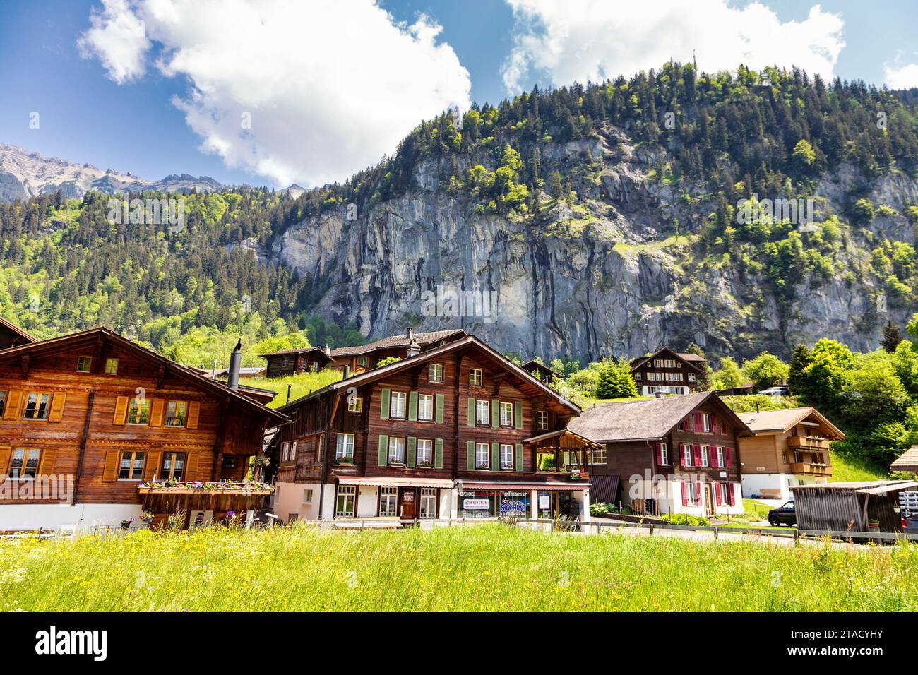 Chalet in legno con le Alpi svizzere sullo sfondo, Lauterbrunnen, Svizzera Foto Stock