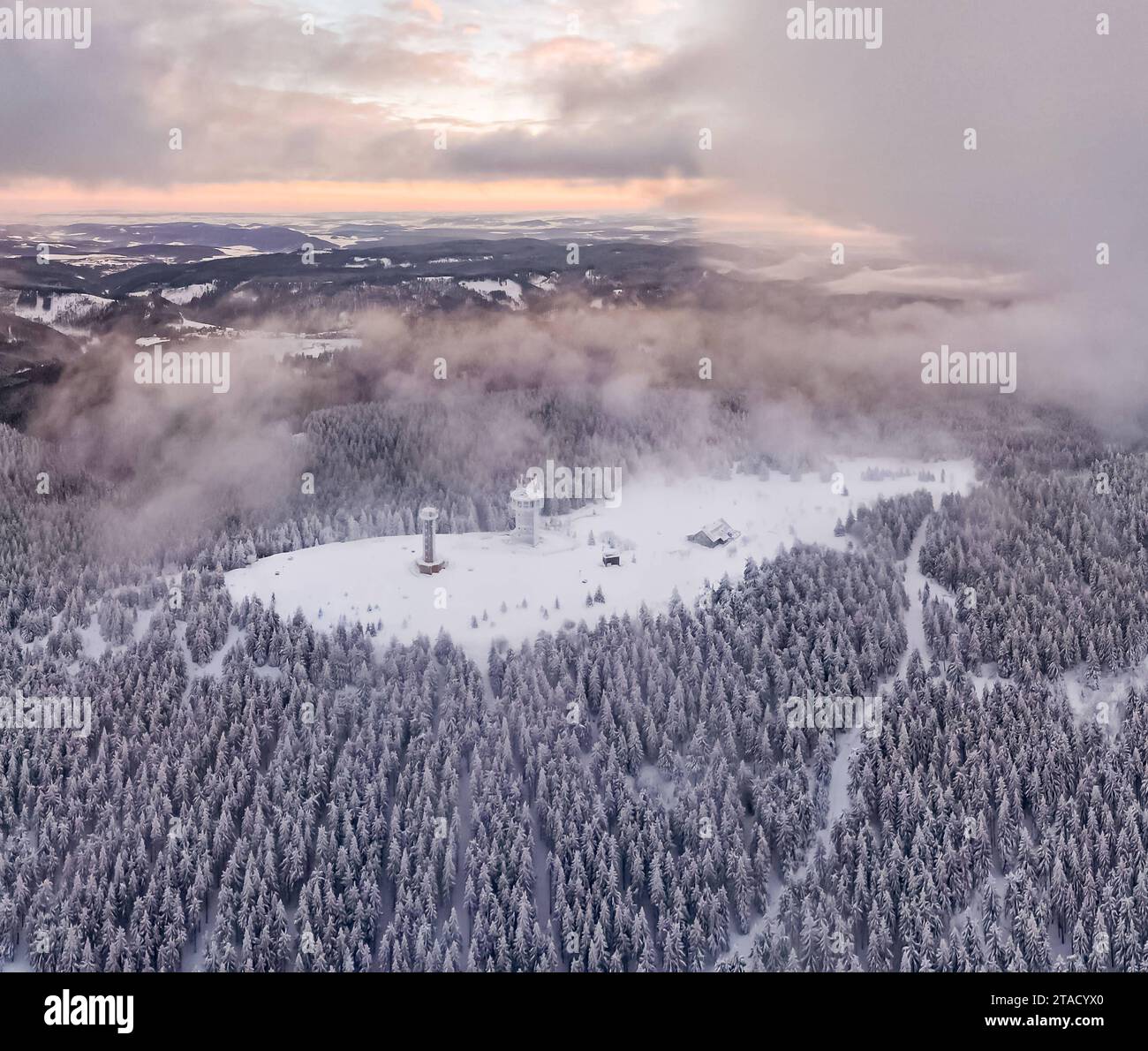 30.11.2023, GER, Luftaufnahmen Thüringer Wald im Winter IM Bild zu sehen ist der Schneekopf bei Gehlberg, einem Ortsteil der thüringischen Stadt Suhl, mit 978 m ü. NHN im Sonnenaufgang mit Wolken/Nebel im Winter Suhl OT Gehlberg Schneekopf Thüringen Deutschland *** 30 11 2023, GER, vista aerea Foresta Turingia in inverno la foto mostra lo Schneekopf vicino a Gehlberg, un quartiere della città Turingia di Suhl, a 978 m sul livello del mare all'alba con nuvole nebbia in inverno Suhl OT Gehlberg Schneekopf Turingia Germania crediti: Imago/Alamy Live News Foto Stock