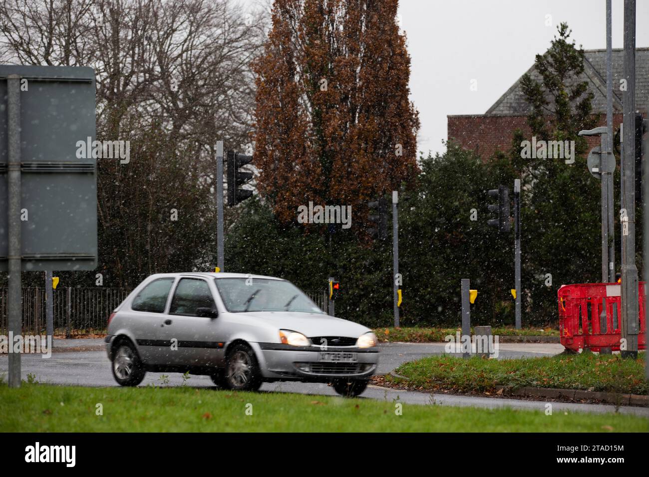 Traffico durante l'ora di pranzo nella neve nella città di Exeter, Devon, Regno Unito Foto Stock