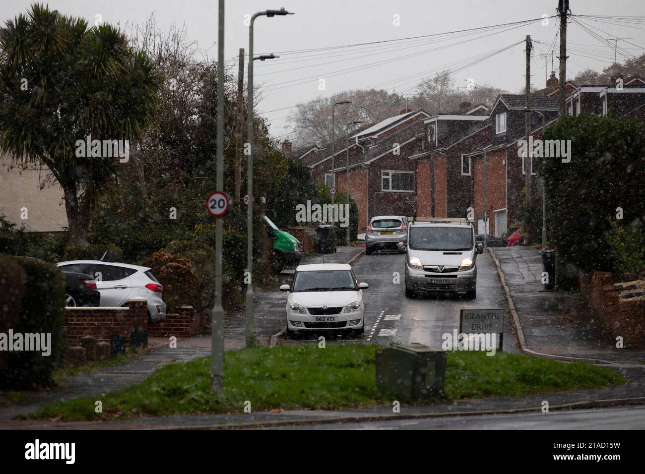 Traffico durante l'ora di pranzo nella neve nella città di Exeter, Devon, Regno Unito Foto Stock