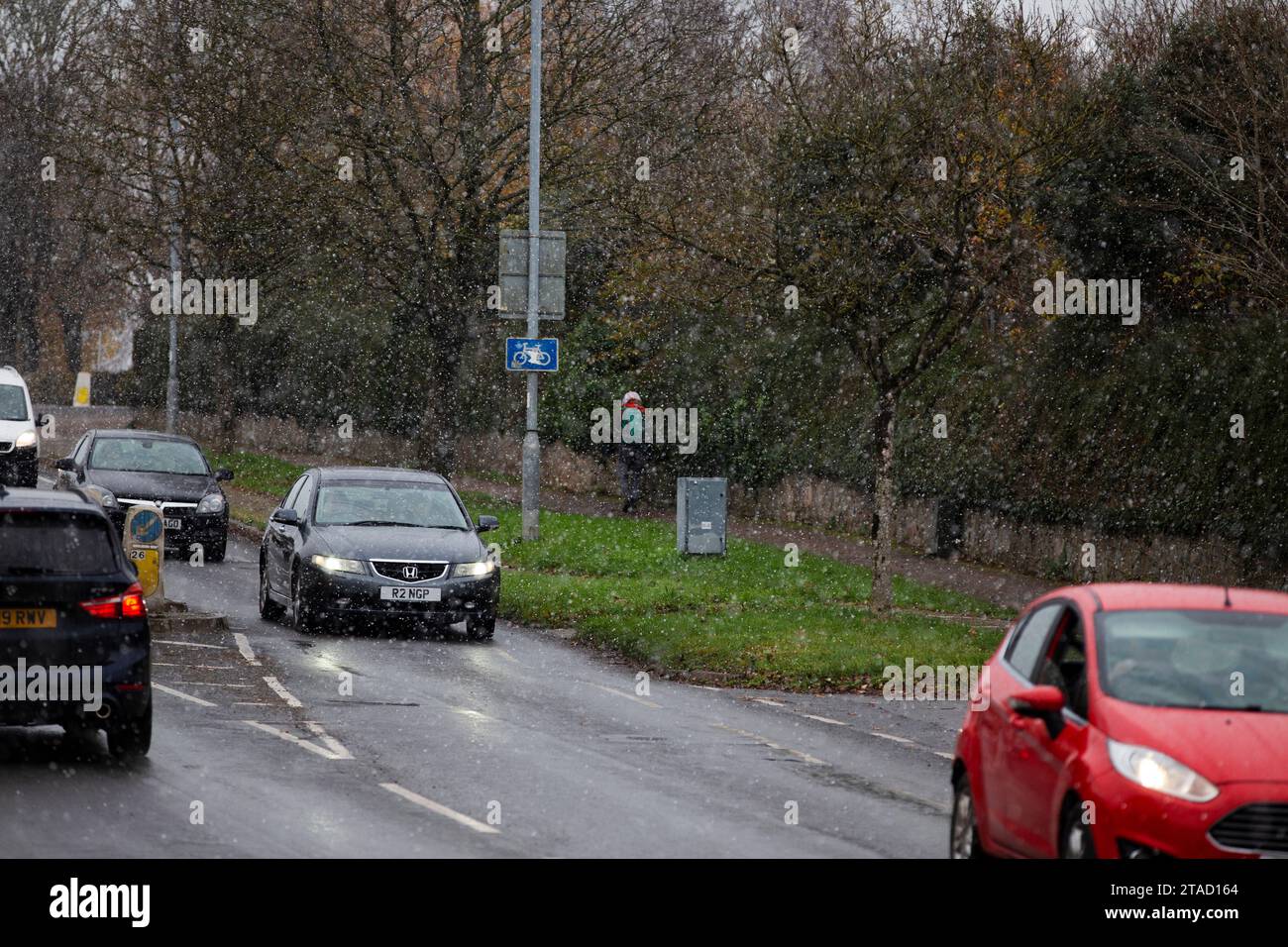 Traffico durante l'ora di pranzo nella neve nella città di Exeter, Devon, Regno Unito Foto Stock