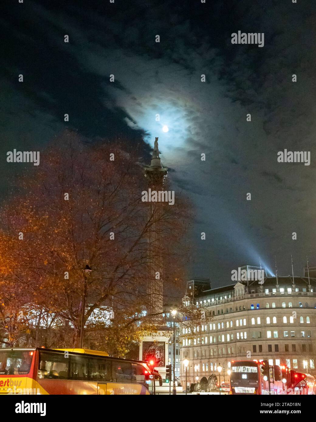 Statua dell'ammiraglio Lord Nelson retroilluminata al chiaro di luna sulla colonna di Nelson, Trafalgar Square, Londra Foto Stock