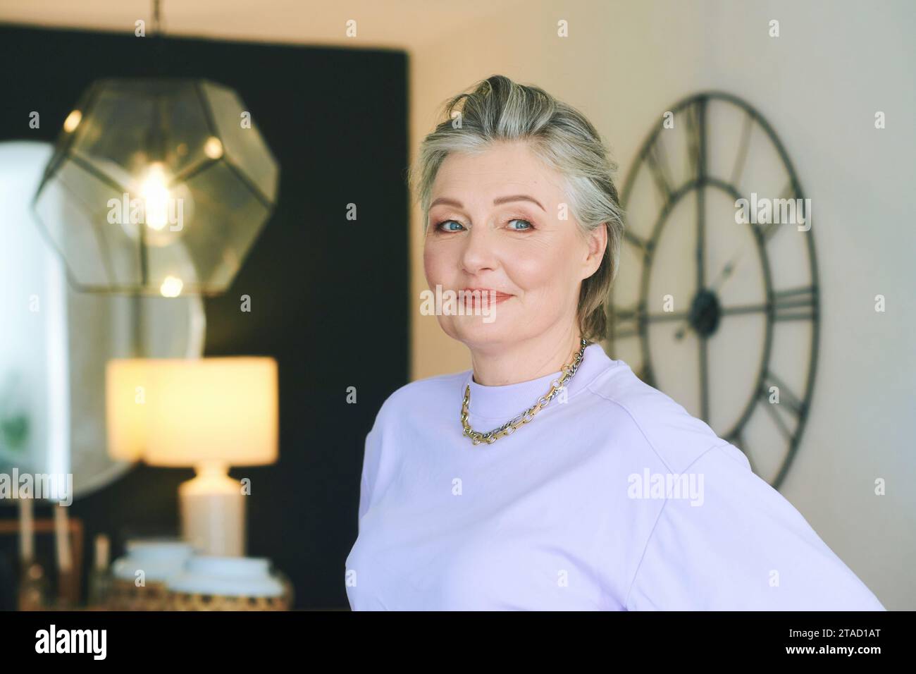 Ritratto ravvicinato di una bella donna di 50 - 55 anni con capelli grigi e trucco professionale Foto Stock