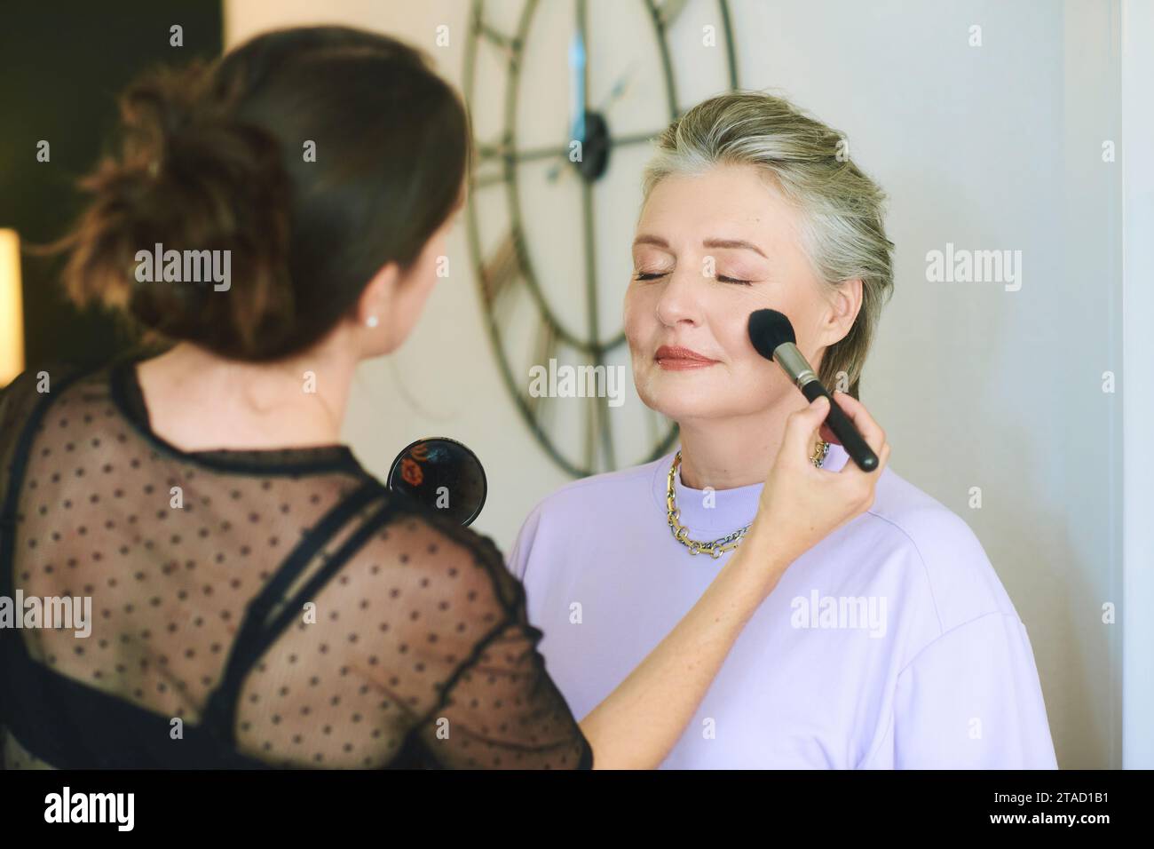 Ritratto di donna di mezza età al salone di bellezza che ottiene un servizio di trucco professionale Foto Stock