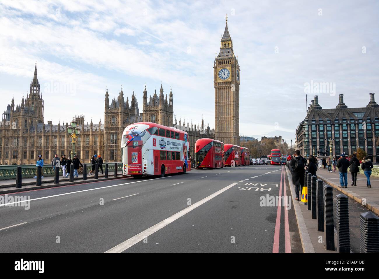 Autobus rossi sul Westminster Bridge with the Houses of Parliament, Londra, novembre 2023 Foto Stock