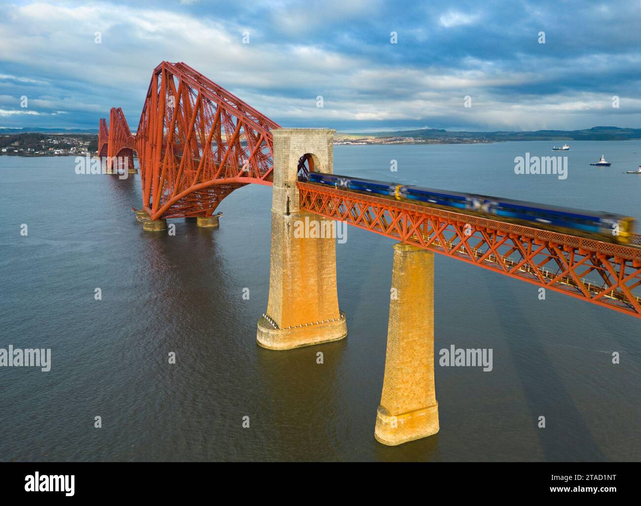 Vista aerea del Forth Bridge (ponte ferroviario Forth) che attraversa Firth of Forth a South Queensferry, Scozia, Regno Unito Foto Stock