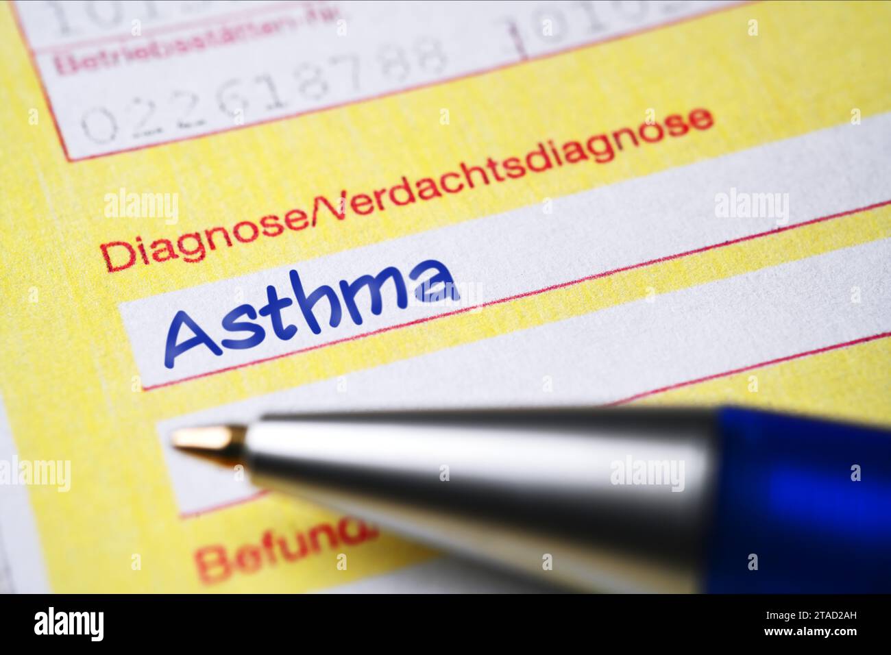 Certificato di trasferimento medico con diagnosi asma, fotomontaggio Foto Stock