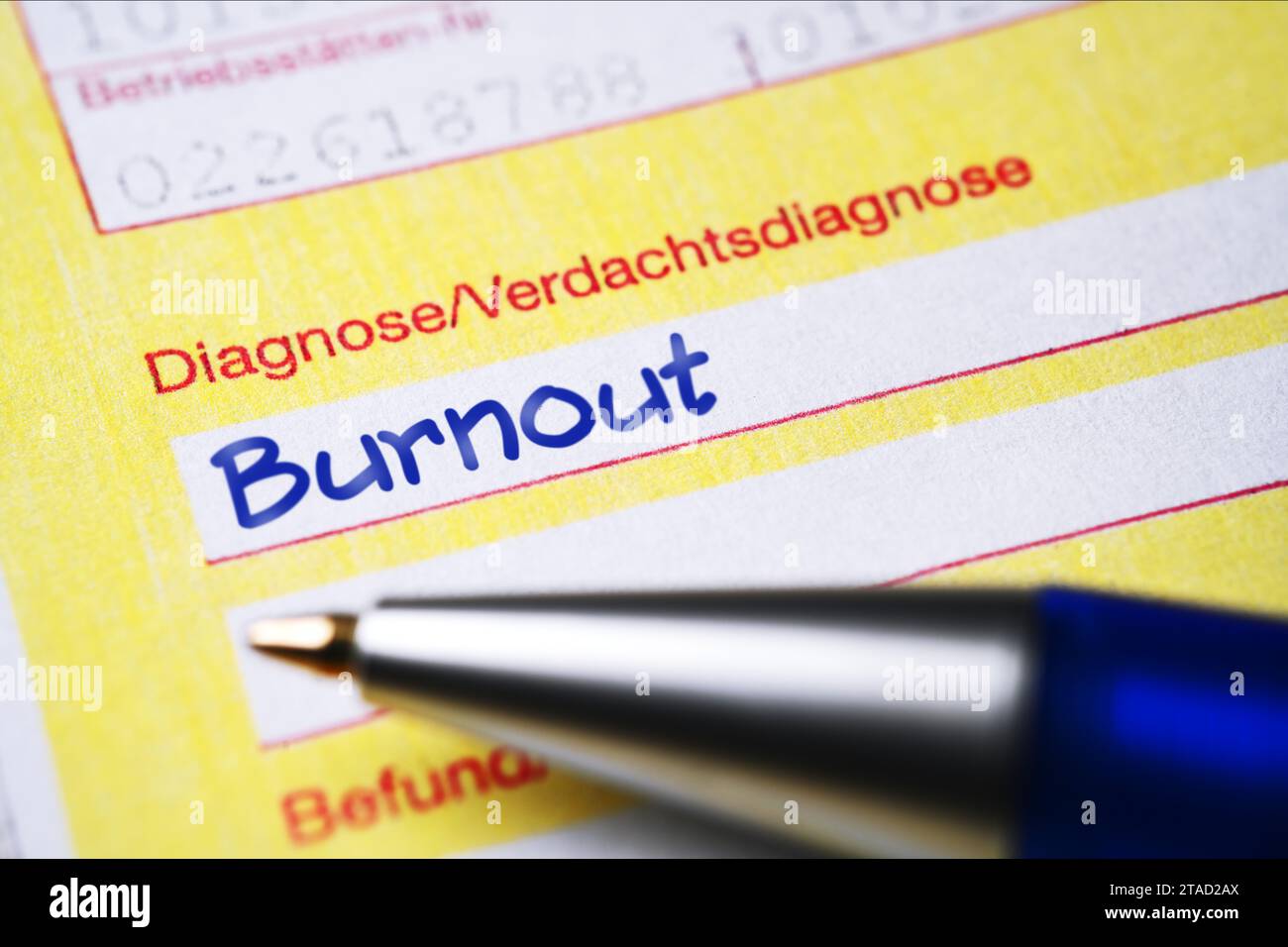 Nota di trasferimento medico con diagnosi Burnout, fotomontaggio Foto Stock