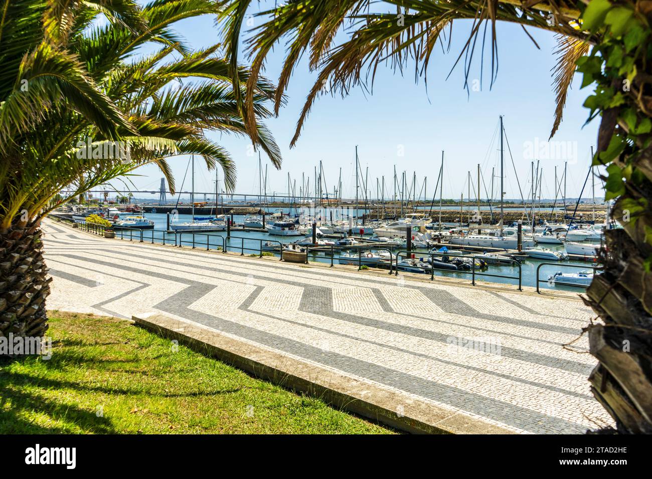 Splendida vista su un molo con barche e yacht, Figueira da foz, Portogallo. Foto Stock