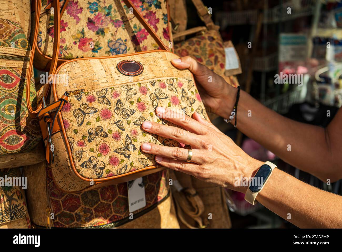 Donna che sta comprando una borsa in sughero vintage, Coimbra Foto Stock