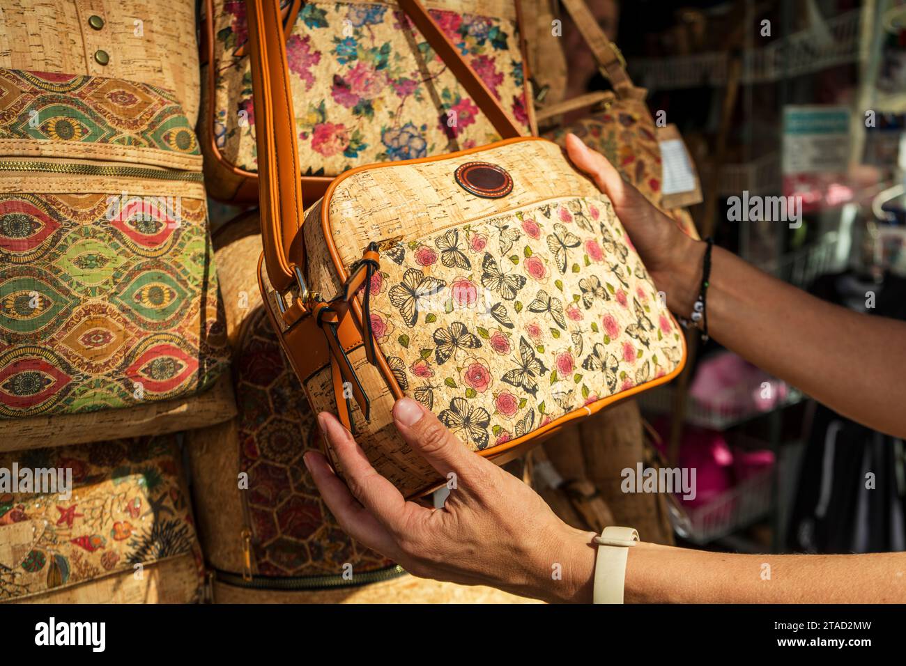 Donna che sta comprando una borsa in sughero vintage, Coimbra Foto Stock