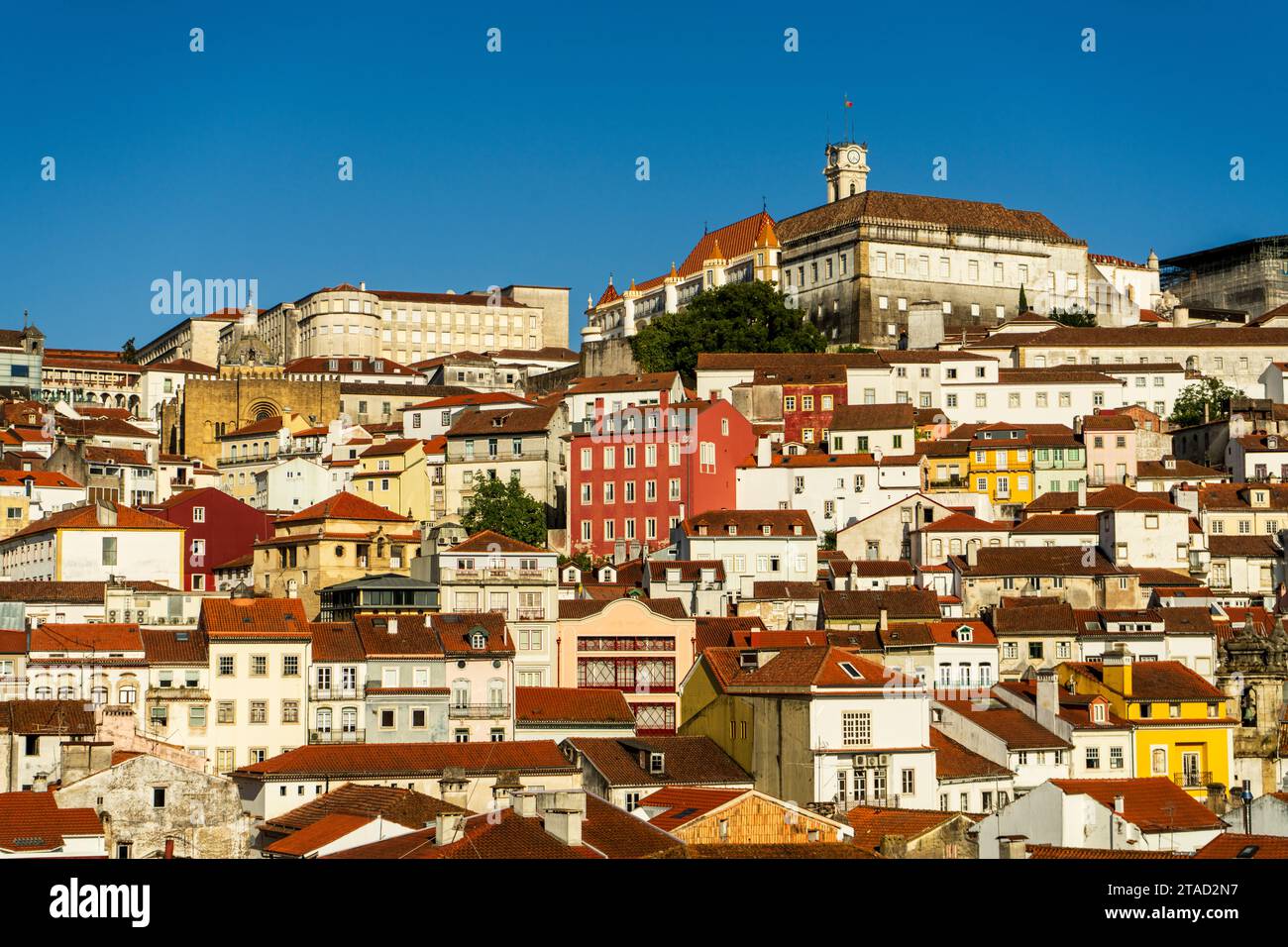 Coimbra - l'ex capitale del Portogallo. L'università più antica. Vista dai sobborghi della città dall'alto. Foto Stock