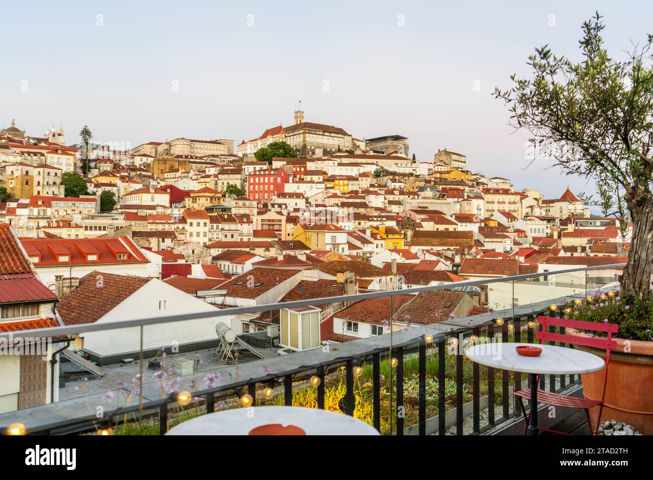 La vista sulla città dal balcone, Coimbra Foto Stock