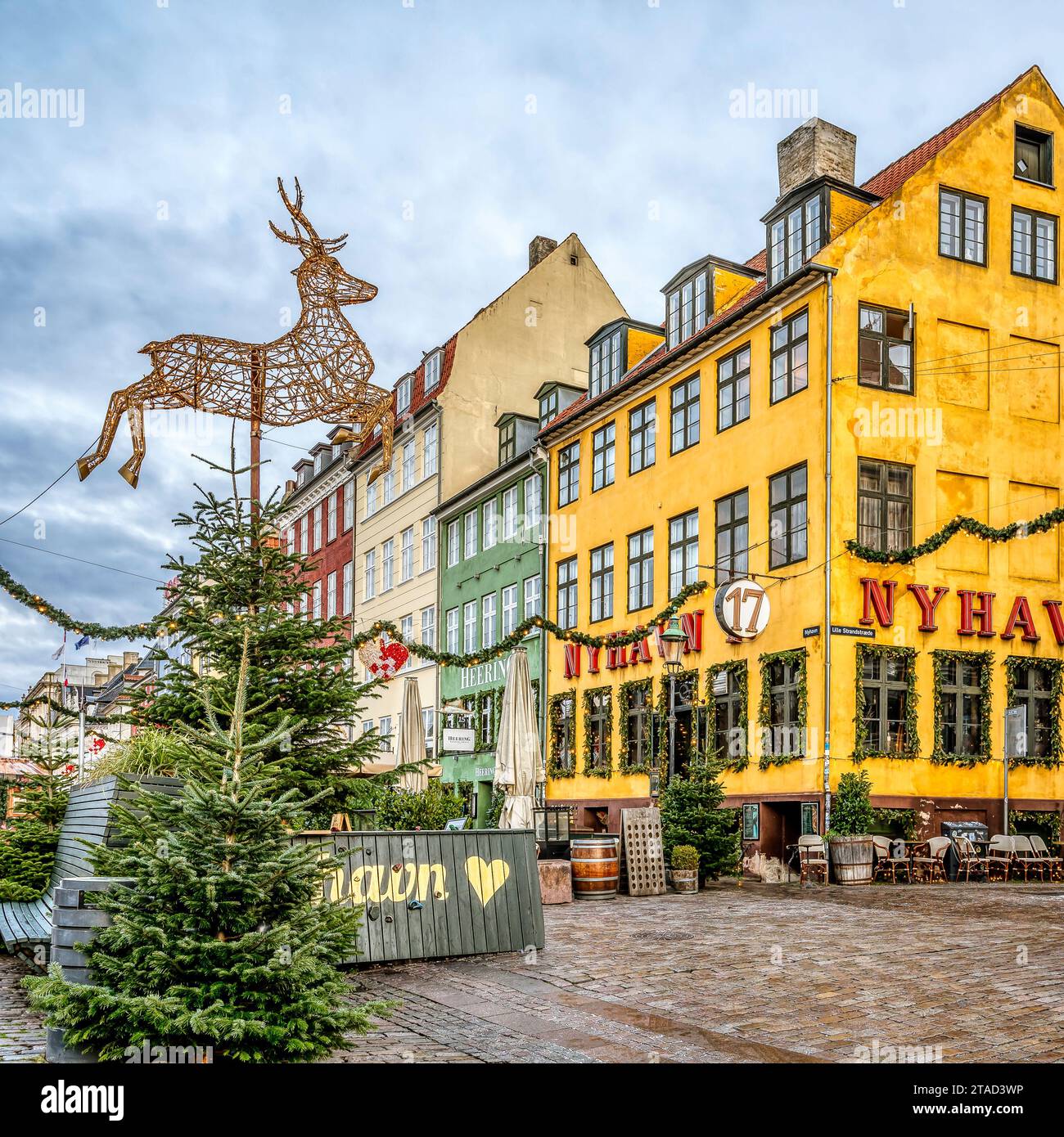 Decorazioni natalizie di fronte al ristorante Nyhavn 17 a Copenhagen, 25 novembre 2023 Foto Stock