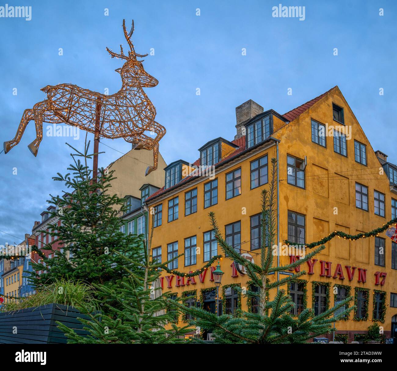Decorazione natalizia di una renna che salta sul ristorante Nyhavn 17 a Copenaghen, 25 novembre 2023 Foto Stock
