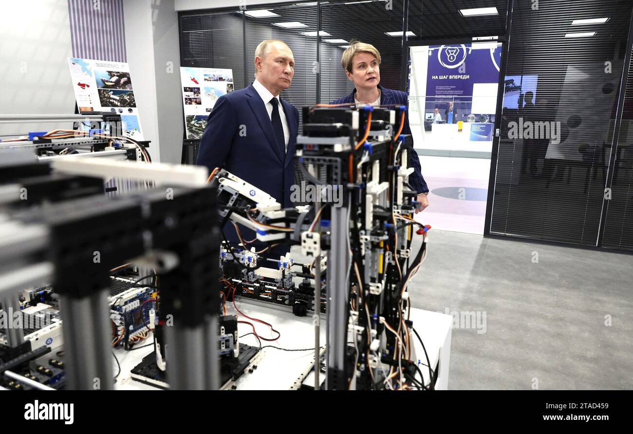 Sochi, Russia. 29 novembre 2023. Il presidente russo Vladimir Putin, a sinistra, accompagnato dal capo della Talent and Success Educational Foundation, Yelena Shmelyova, a destra, viene mostrata una dimostrazione di robotica presso il centro di formazione e sperimentazione della robotica Breakthrough-Sirius, il 29 novembre 2023 a Sochi, in Russia. Crediti: Mikhail Klimentyev/Cremlino Pool/Alamy Live News Foto Stock