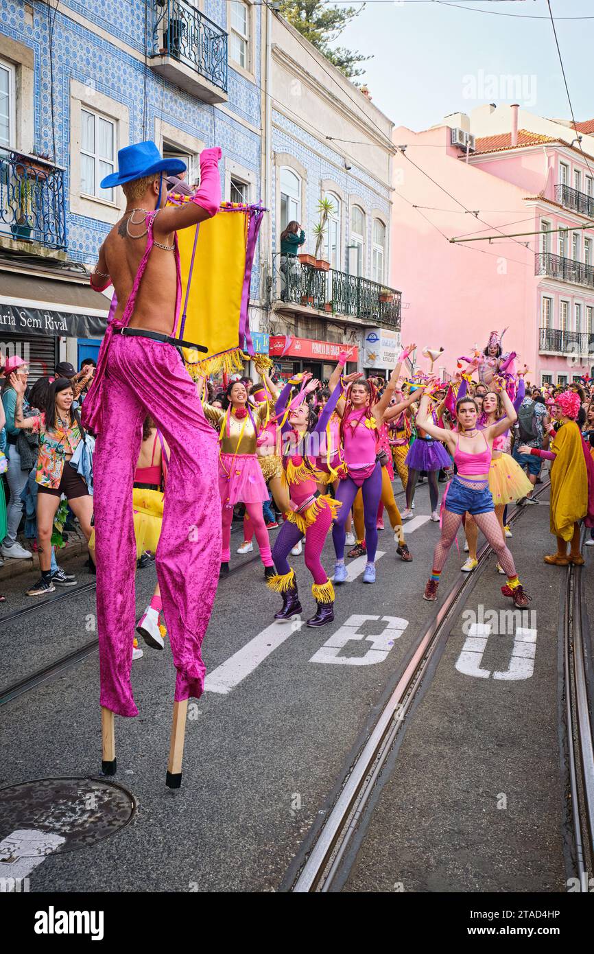 Sfilata di Carnevale per le strade di Lisbona del collettivo artistico Clandestine Colombina Foto Stock