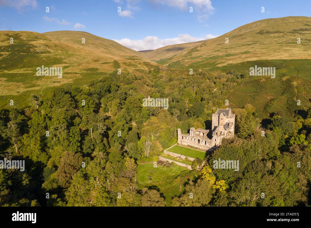 Vista aerea del Castello Campbell vicino a Dollar nel Clackmannanshire, Scozia. Autunno (settembre) 2022. Foto Stock