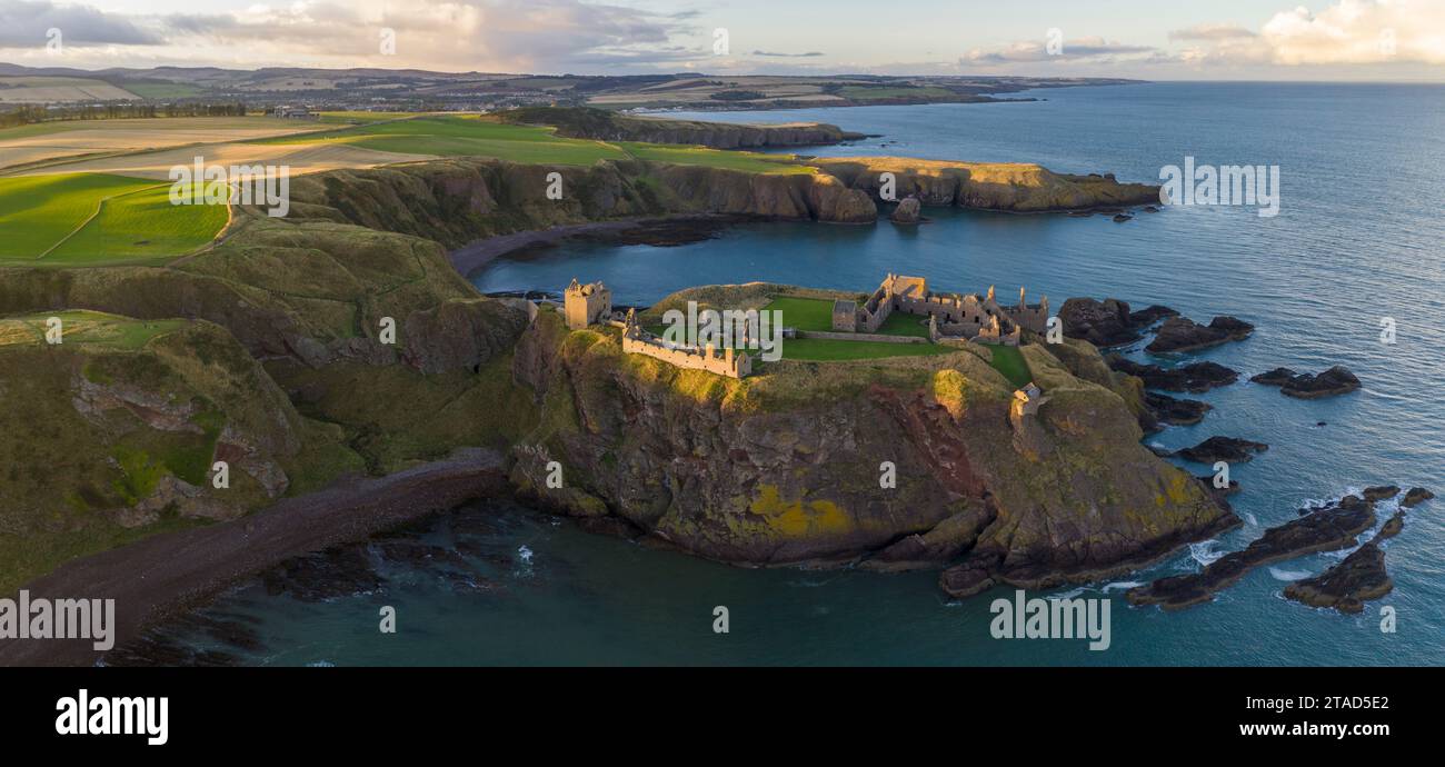 Vista aerea del castello di Dunnottar vicino a Stonehaven, Scozia. Autunno (settembre) 2022. Foto Stock