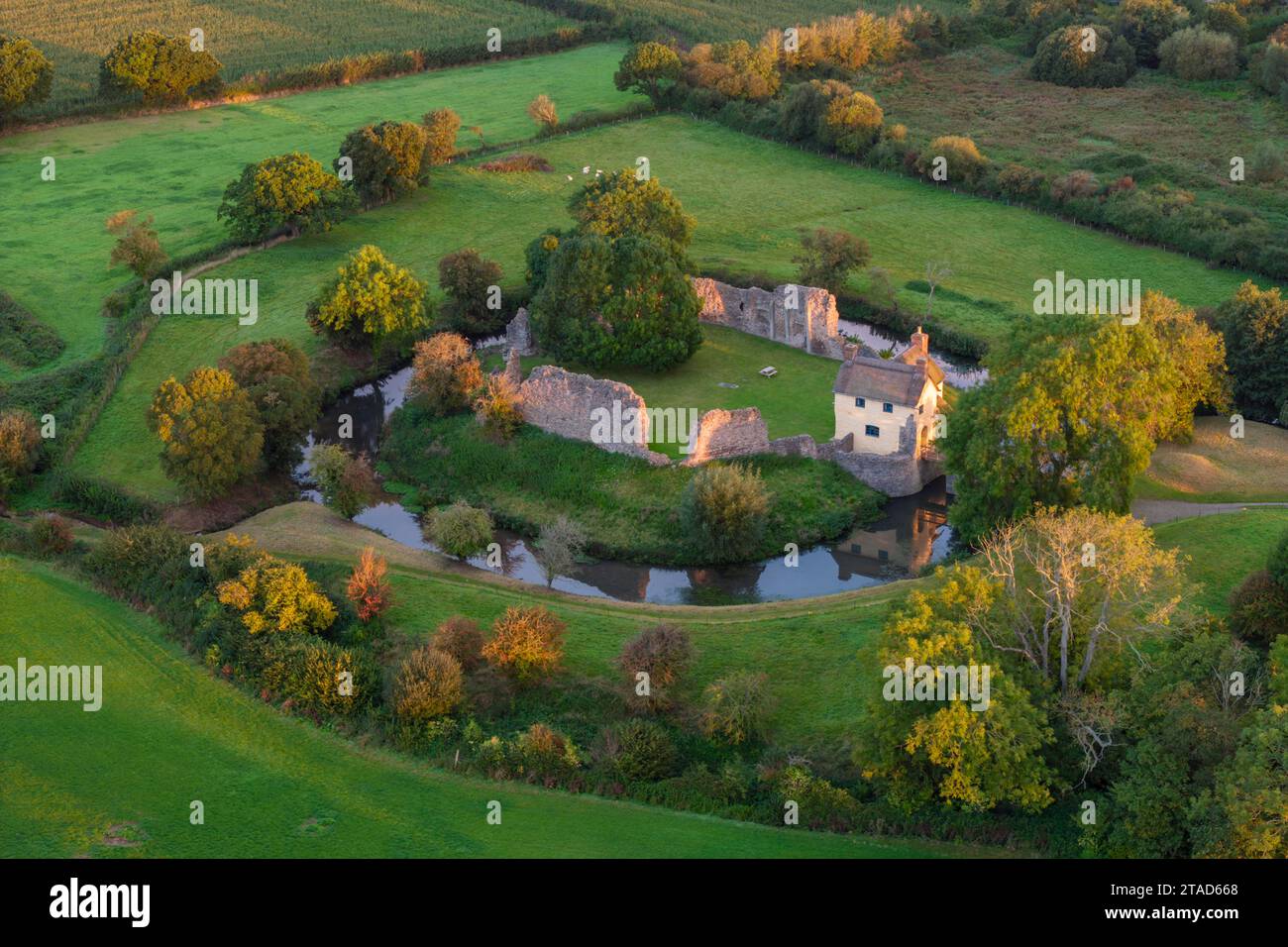 Vista aerea che mostra le rovine con fossati del castello di Stogursey nel Somerset, in Inghilterra. Autunno (settembre) 2023. Foto Stock